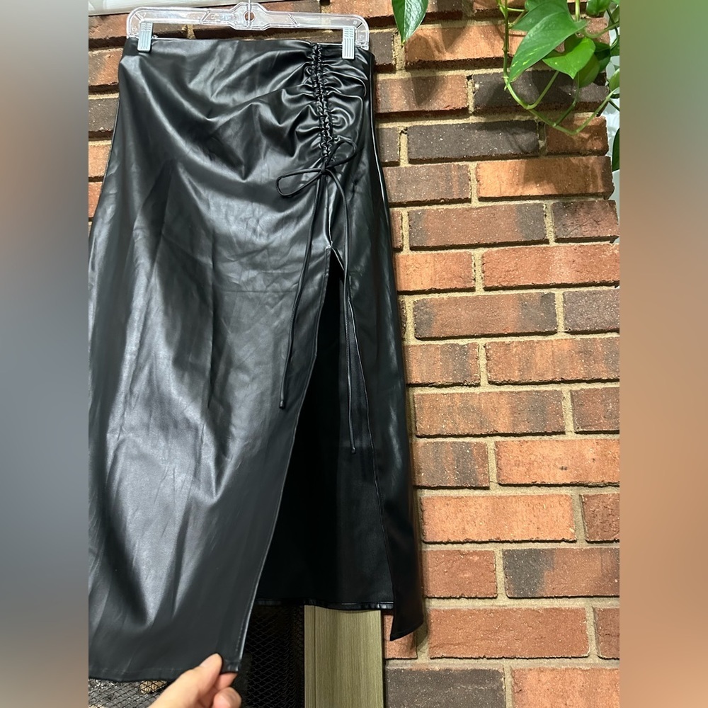 🛍️ sexy Faux leather skirt with split side excellent. - Picture 3 of 7